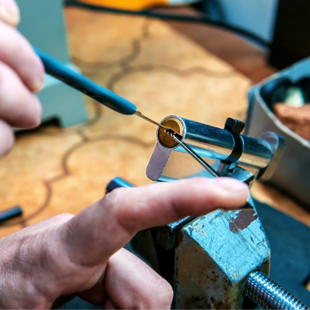 Slotenmaker Vlaardingen repareert een cilinderslot van een woning